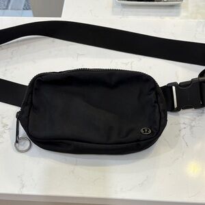 Lululemon Everywhere, belt bag